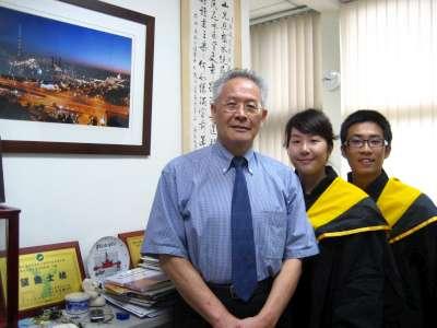 2009 (52).jpg - June 5, 2009 靜宜畢業典禮(老師與學生們合影)